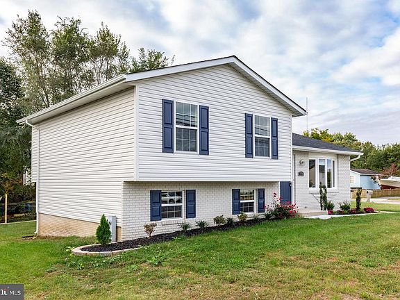 3rd image of 698 Windsor Dr
