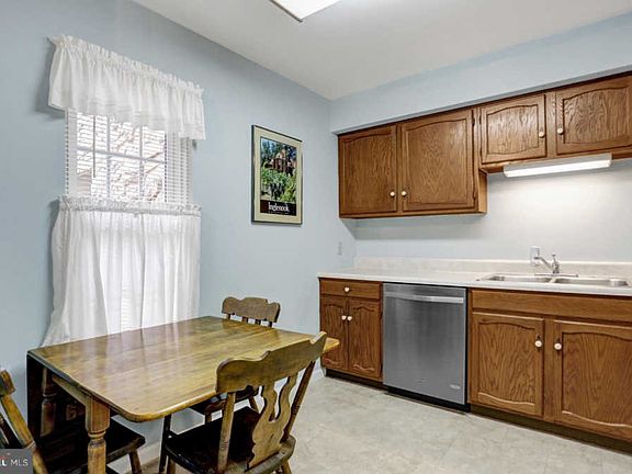 5th image of 153 Valley Greene Cir