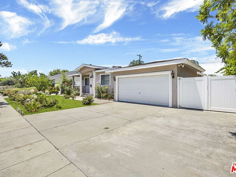 10109 Gloria Ave — Photo 2