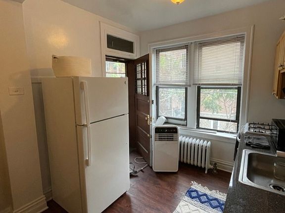 5th image of 639 W Roscoe St APT P2