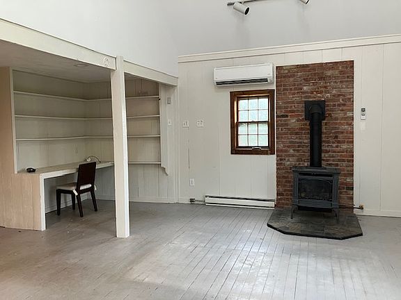 Built in desk
Floors to be painted