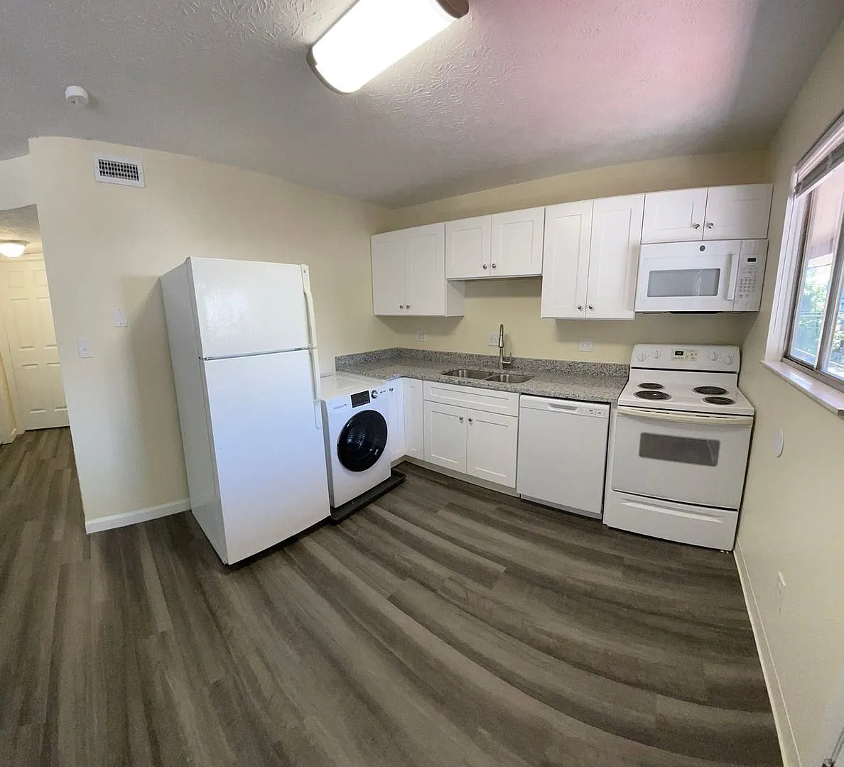 2 bedrooms, and 1 bathroom Apartment near OSU Campus — Photo 2