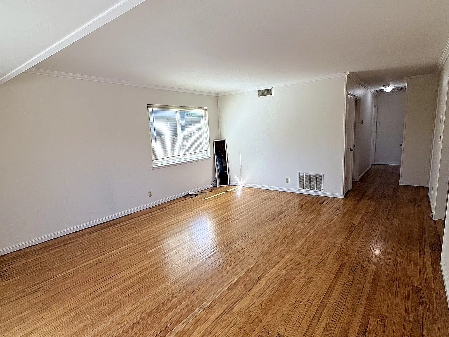 3 bed, 1369 sqft, $2,650 — Photo 4