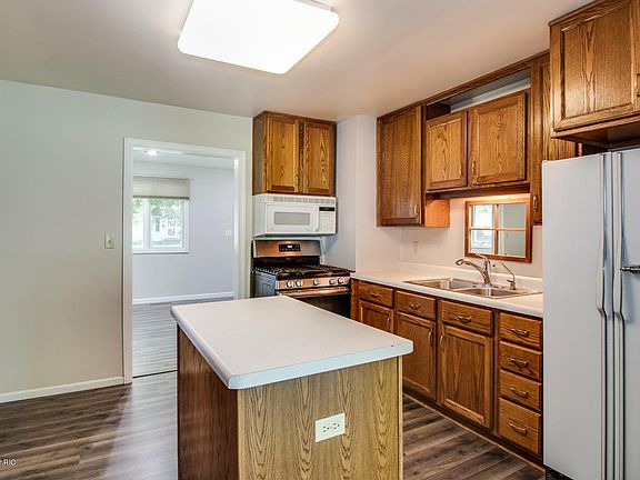5th image of 129 Lacey Ave