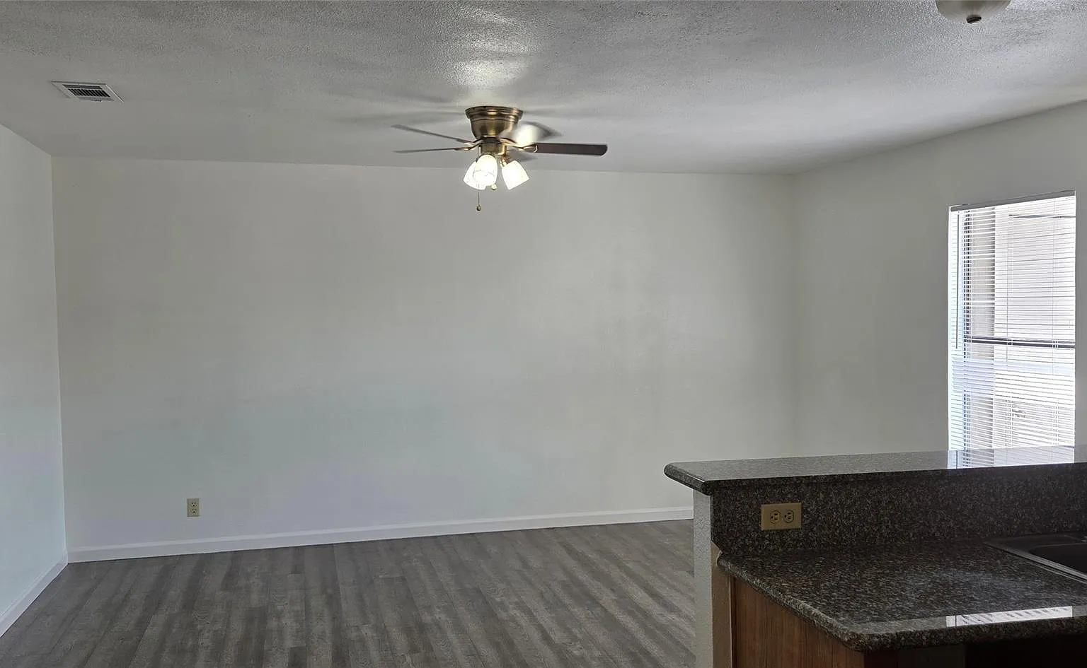 2 bed, 1.0 bath, 3360 sqft, $1,250 — Photo 2