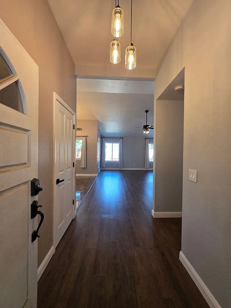 3 Bedroom 2 Bathroom in NE Visalia! — Photo 2