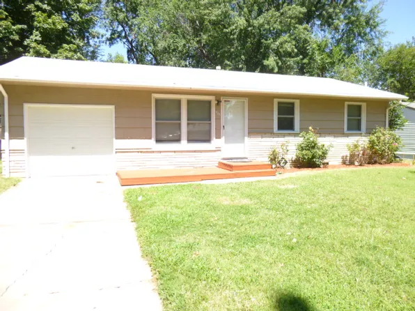 726 W Pine St, Junction City, KS 66441