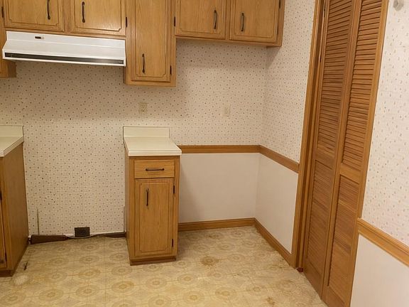 3rd image of 813 Price Rd