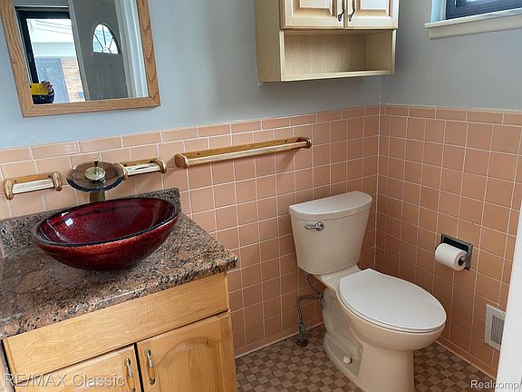 3rd image of 112 E Hickory Grove Rd