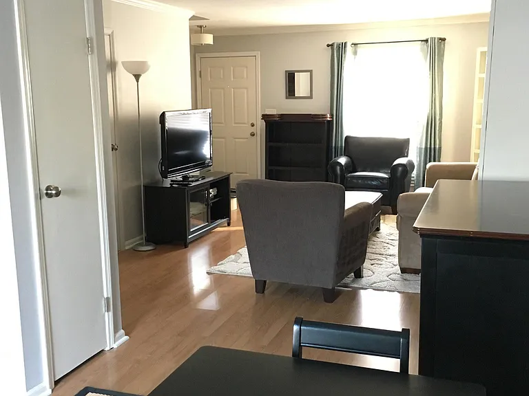 952 Chatham Ln #M — Photo 3