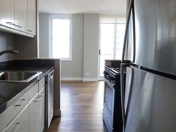 4th image of 560 W 43rd St APT 28K