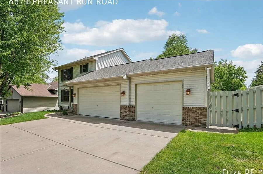 Quiet Oasis in Woodbury: 4-Bed, 3-Bath Home with Pond Views — Photo 3