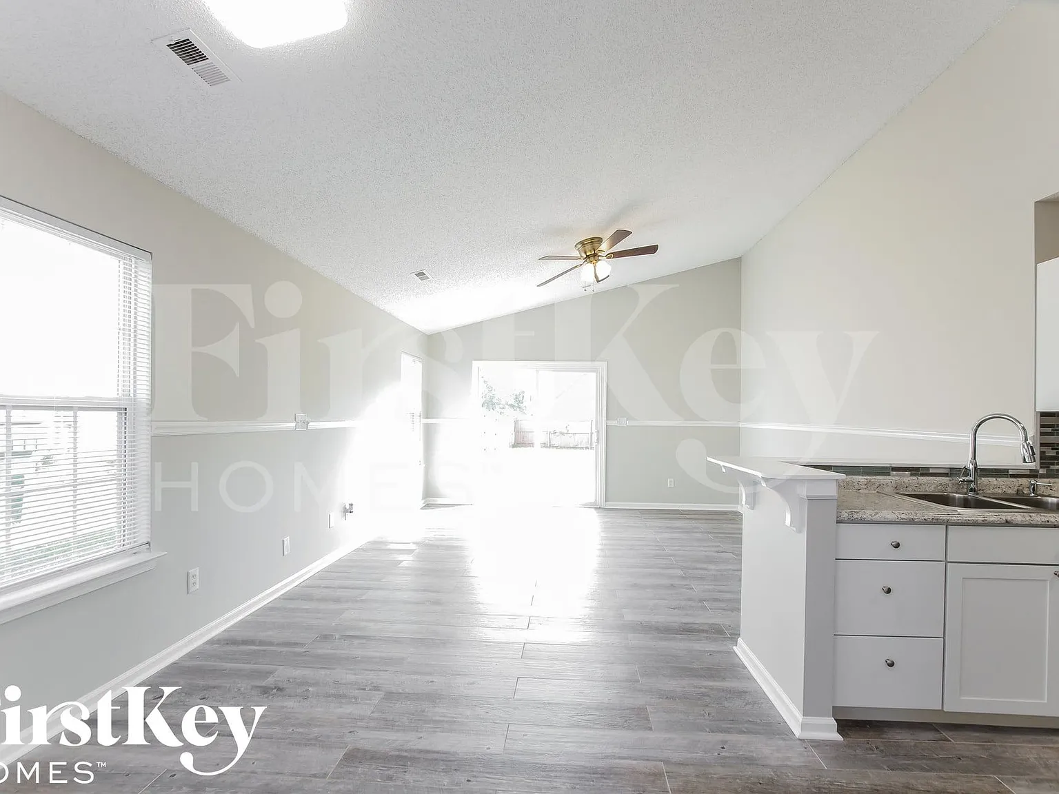 3 bed, 2.0 bath, 1300 sqft, $2,015 — Photo 2
