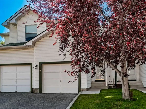 17 Sandpiper Line NW, Calgary, AB T3K 4L7