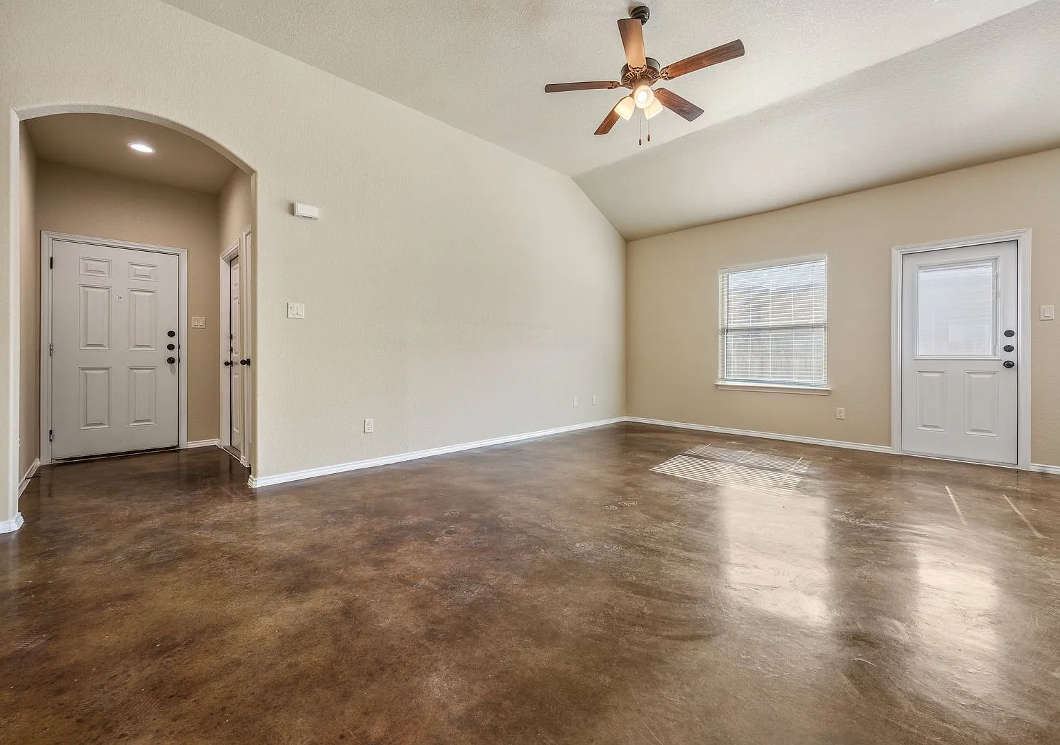 2 Weeks Free! Beautiful 3-Bedroom Home with Open Floor Plan & Private Backyard in New Braunfels — Photo 2