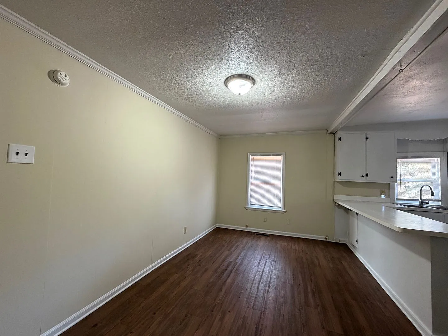 Great Experiences Are Just Around The Corner. Charming 2 bedroom Ranch Style Bungalow. — Photo 3