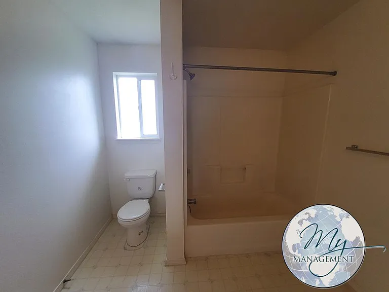 3 bed, 2.0 bath, 1180 sqft, $1,590 — Photo 10