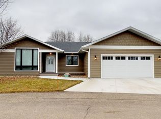20596 Breakwater Dr, Spirit Lake, IA 51360