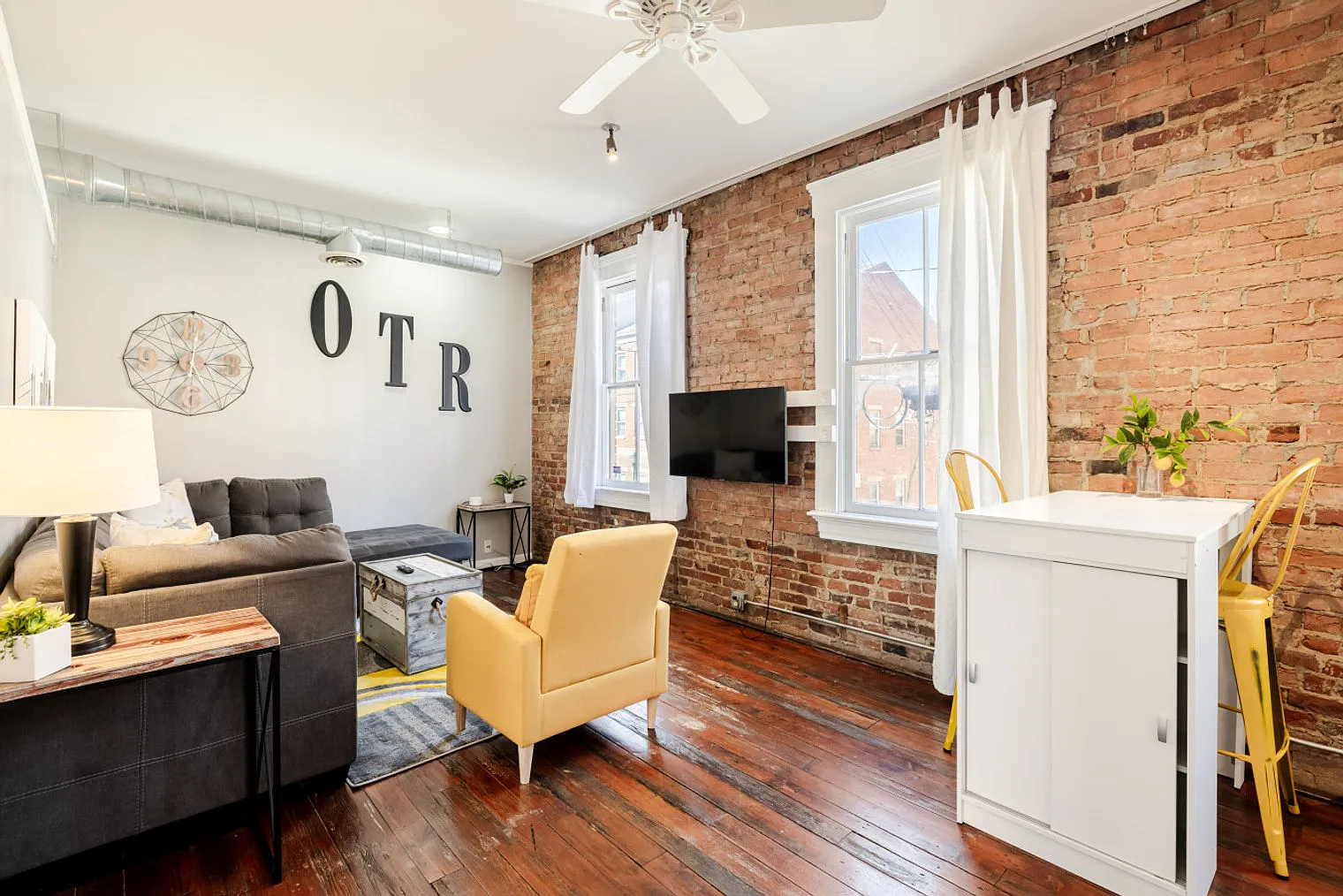 1 bed, 1.0 bath, 1076 sqft, $2,237 — Photo 2