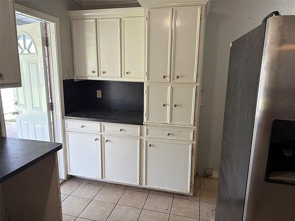 3rd image of 619 Burke Rd