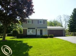 2708 Ravenglass Rd, Waterford, MI 48329