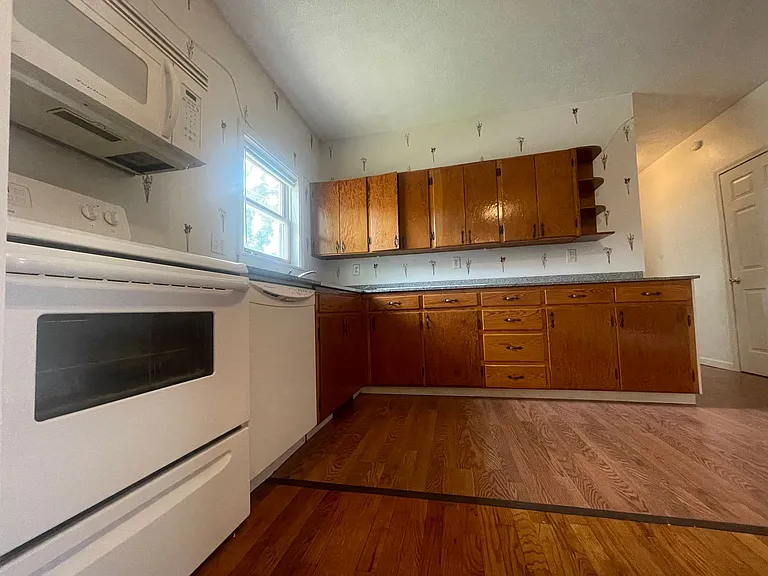 321 E College St — Photo 9
