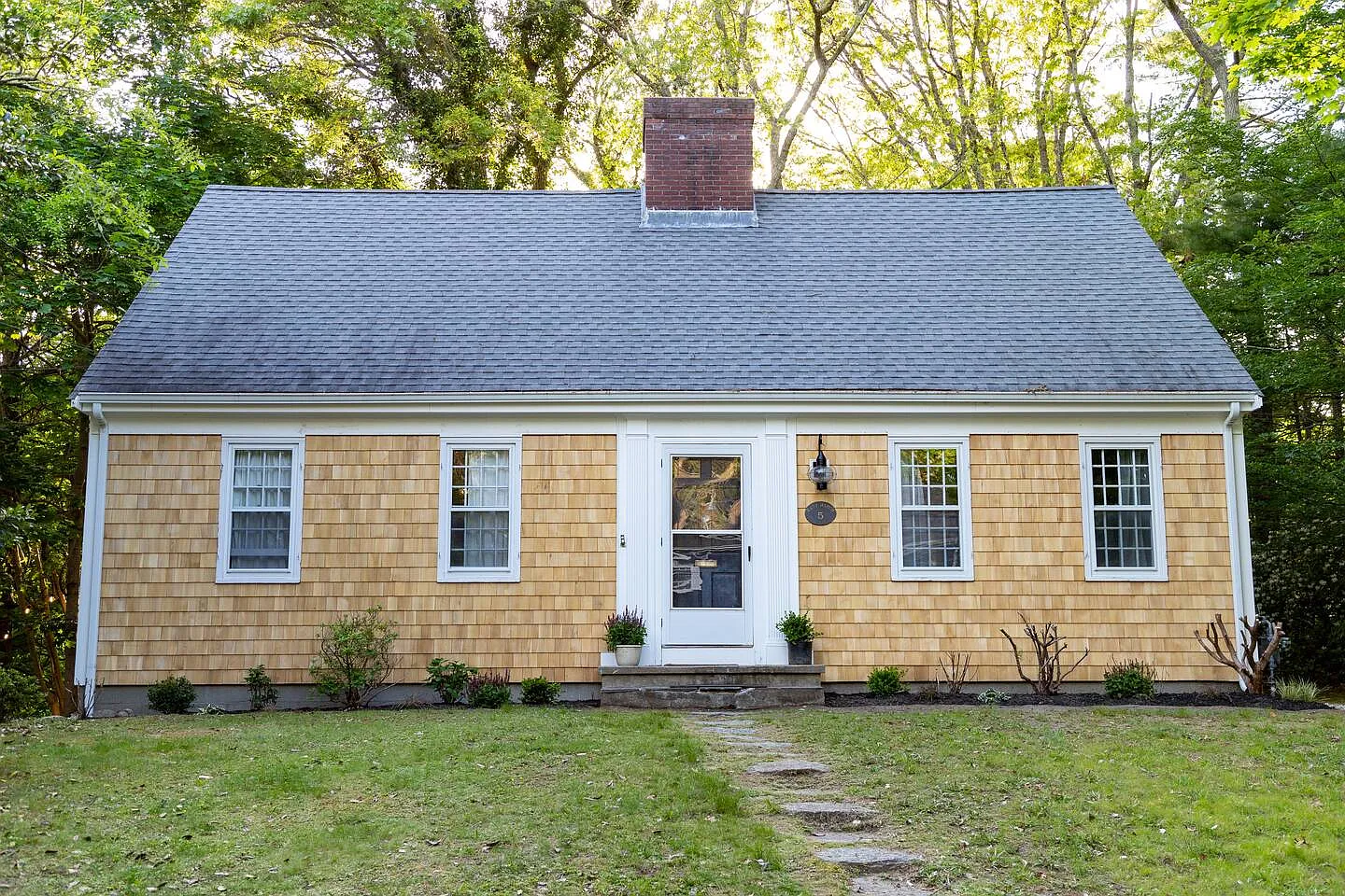 3 bed, 1.5 bath, 1729 sqft, $2,500 — Photo 1