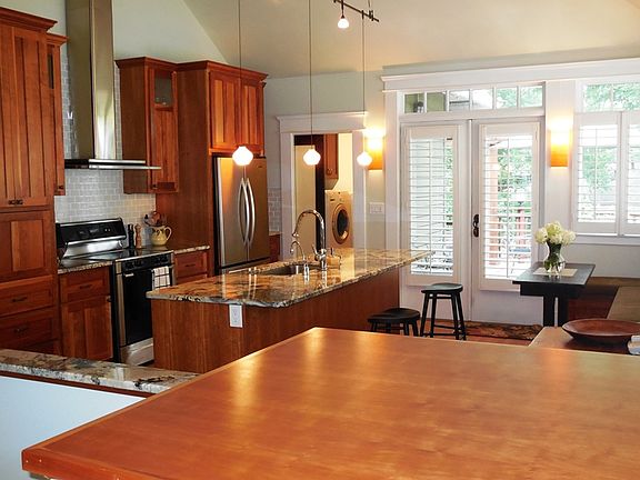 Gorgeous Modern Kitchen w large island, bar seating, banquette seating, fanatastic for entertaining!