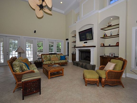 2nd image of 201 N La Crescenta Dr