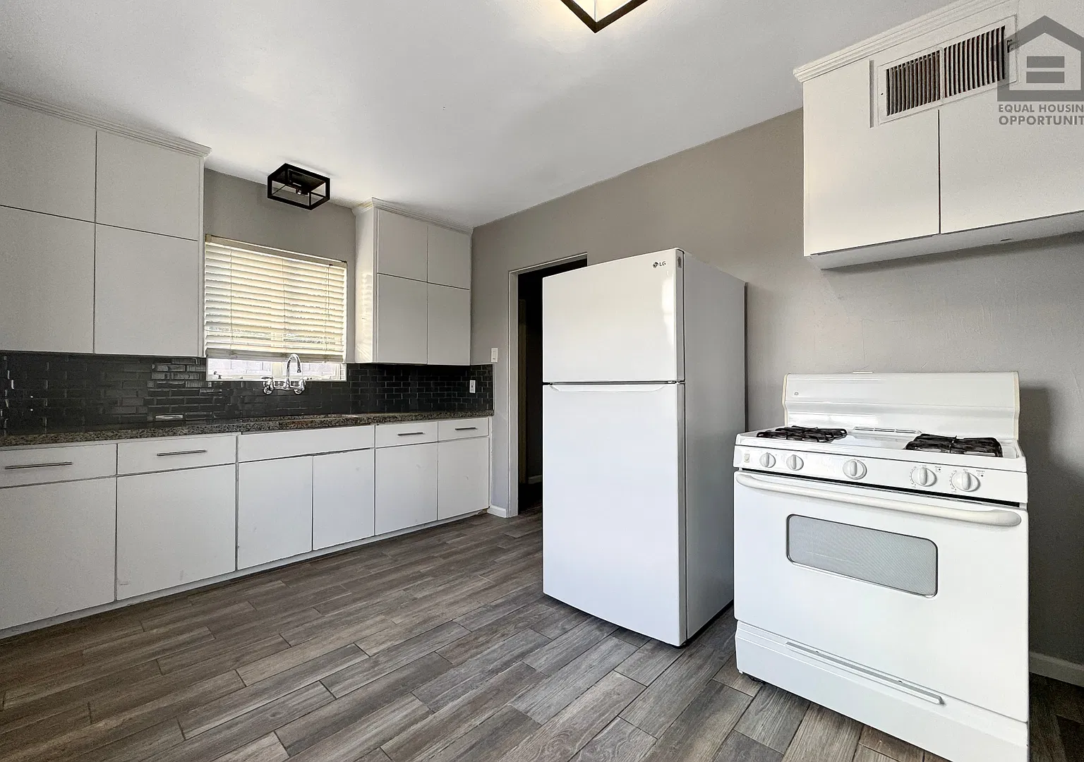 2Bed/1Bath Ground Floor Apt at 19th Ave/Osborn Rd! Ready for Immediate Move-In! — Photo 1