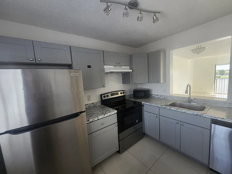 8600 N Sherman Cir #408 — Photo 7