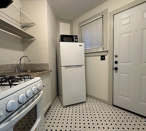 3rd image of 1123 1/2 N Crawford St #1123-1/2