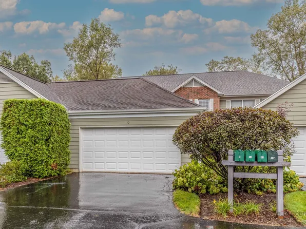 10 Newcastle Ln, Lincolnshire, IL 60069