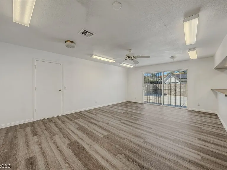 6760 W Oakey Blvd — Photo 22