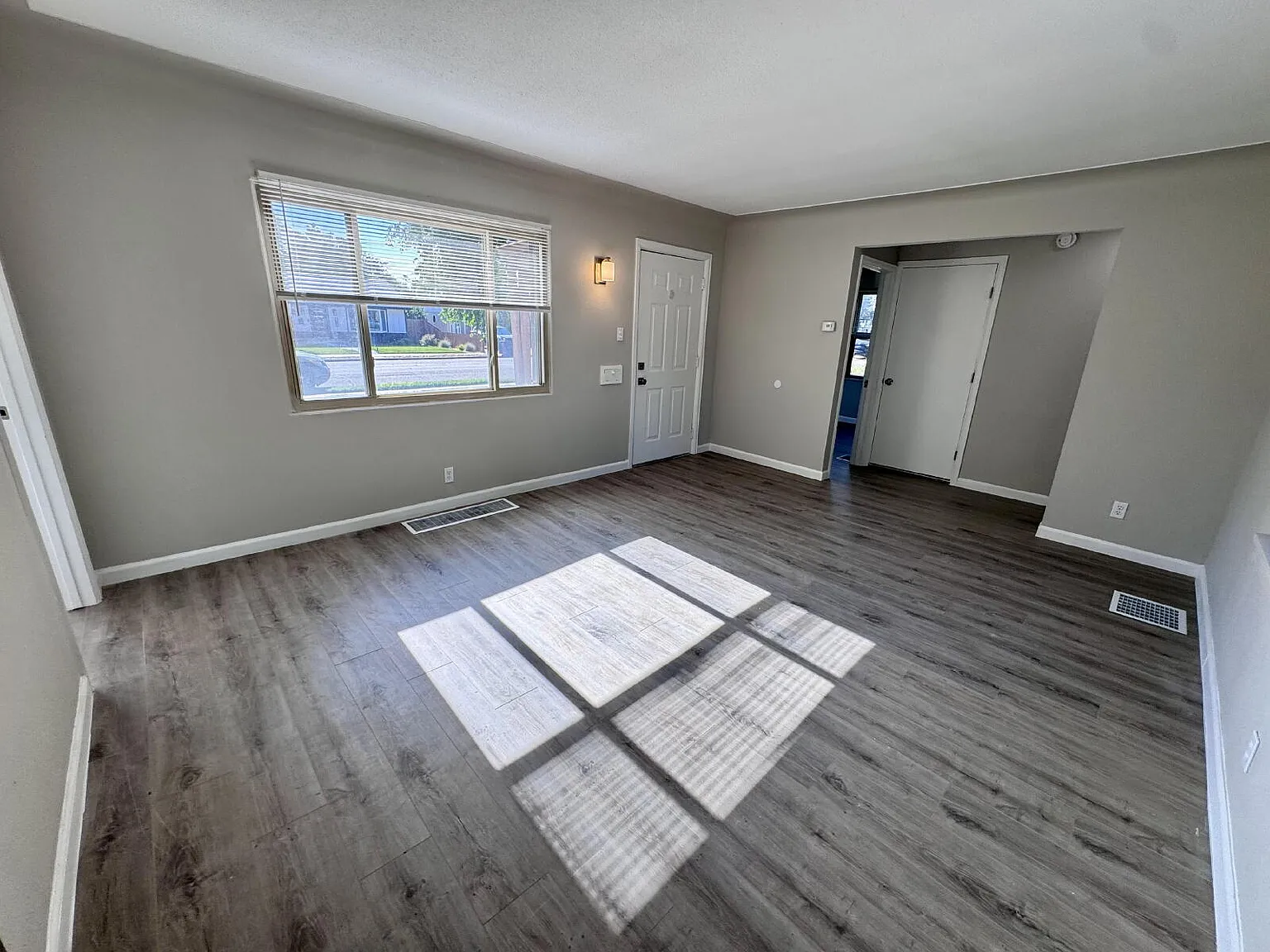 Charming 3-Bedroom 1-Bath Duplex — Photo 4