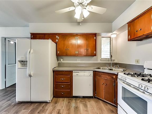 2nd image of 610 King Richard St