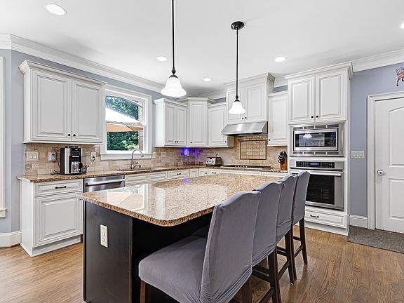 4th image of 4332 Cove Way NE