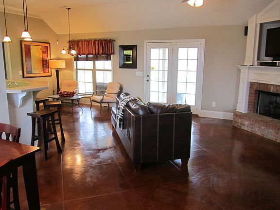 Open plan w/fireplace