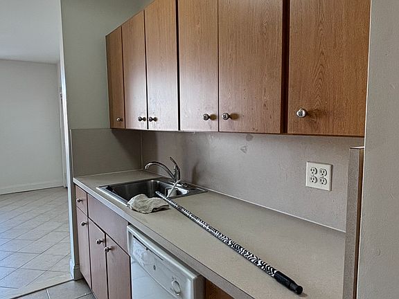 4th image of 67-76 Booth St #3H