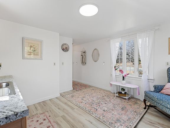 5th image of 272 Bacon Road