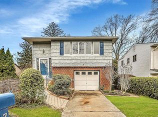 7 Forest Pl, Huntington Station, NY 11746