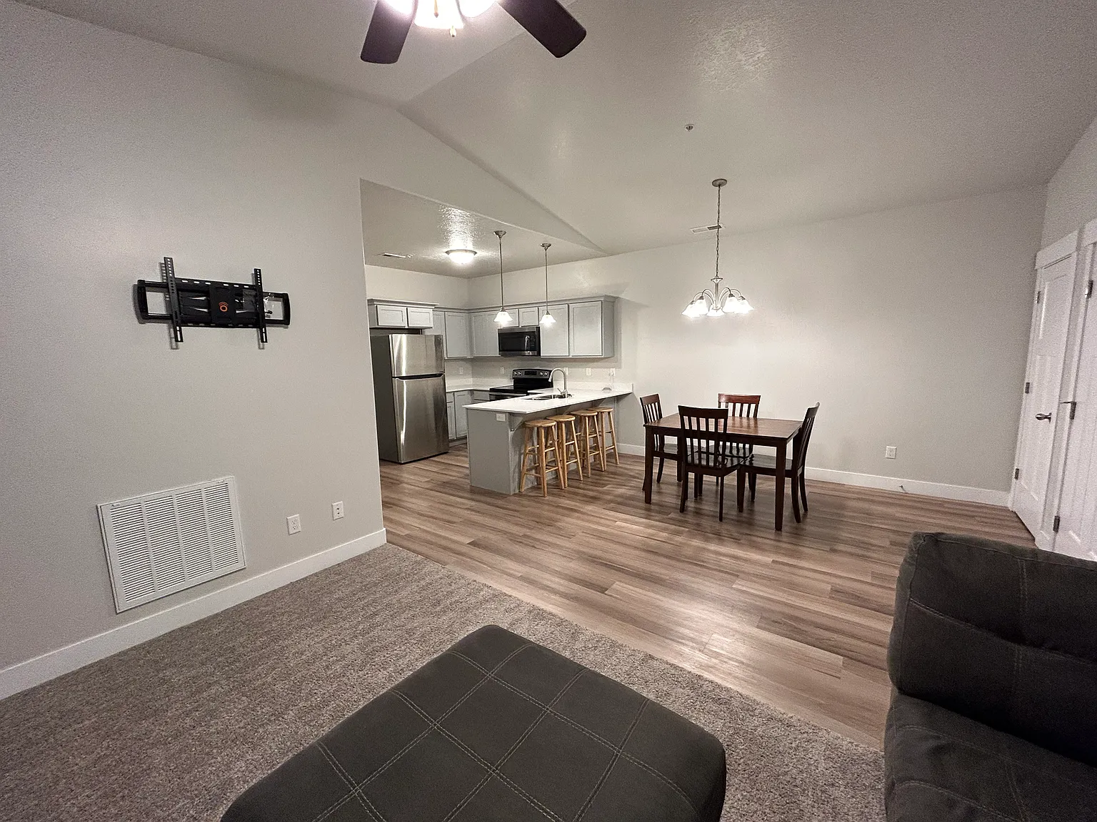 3 bed, 1285 sqft, $2,000 — Photo 2