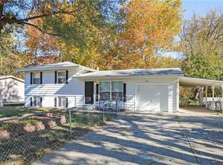 915 S Prairie St, Liberty, MO 64068