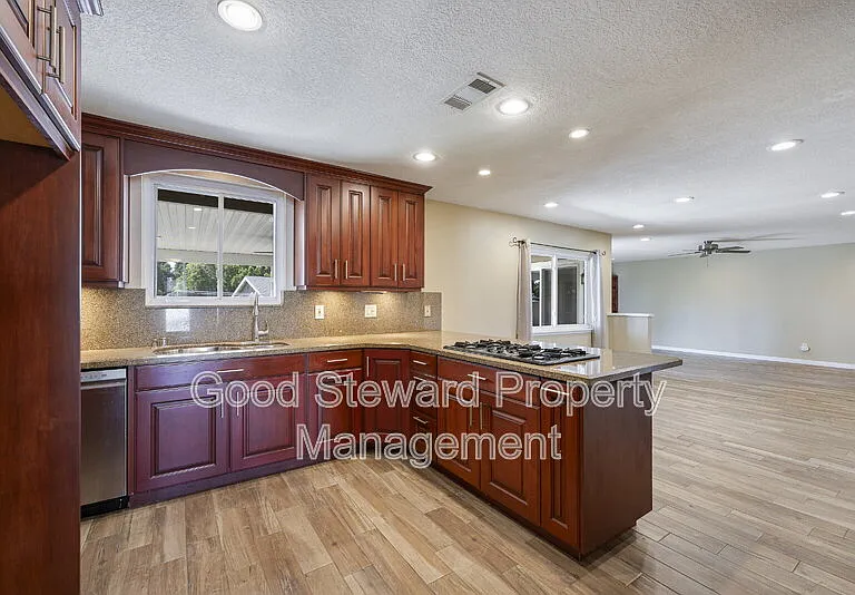 1219 N Van Buren St — Photo 25