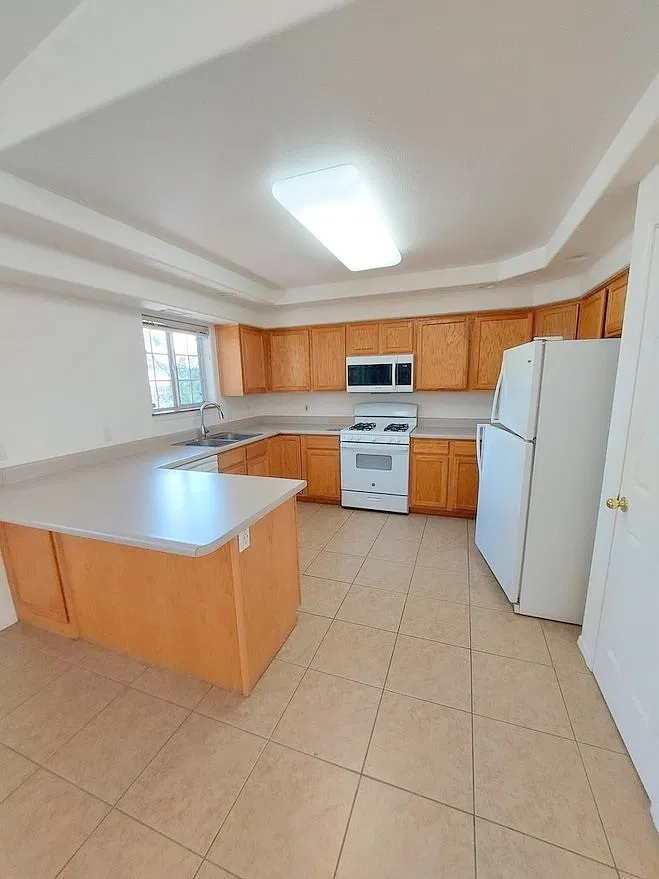 3 bed, 1567 sqft, $2,500 — Photo 3