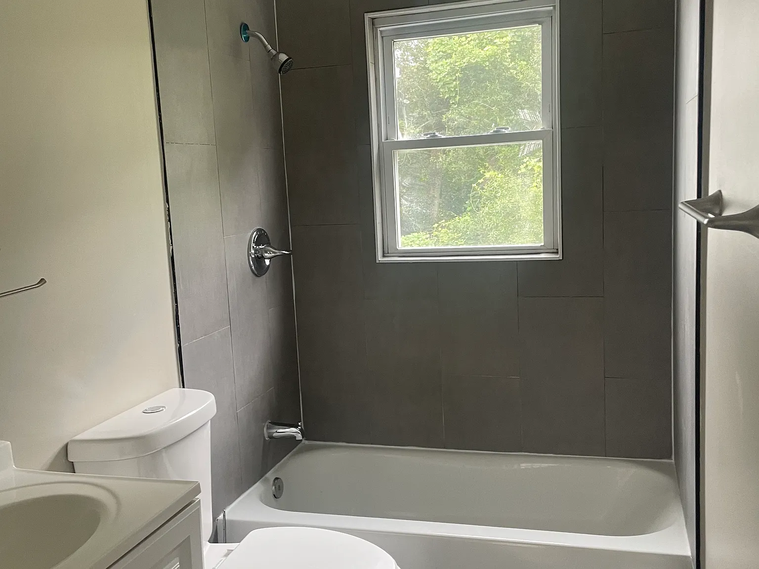 406 N Hill St — Photo 4