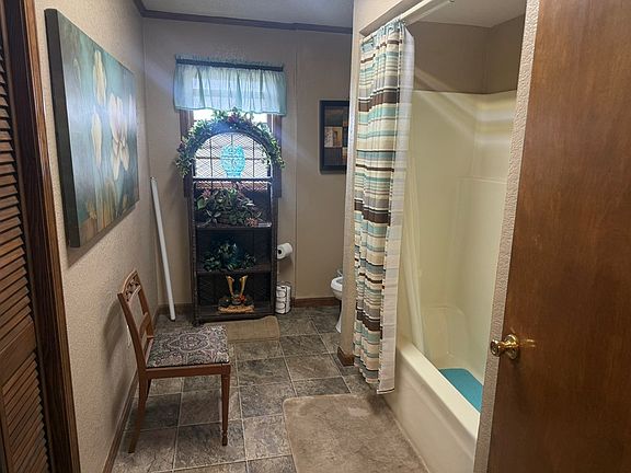 5th image of 935 Oak Manor Rd