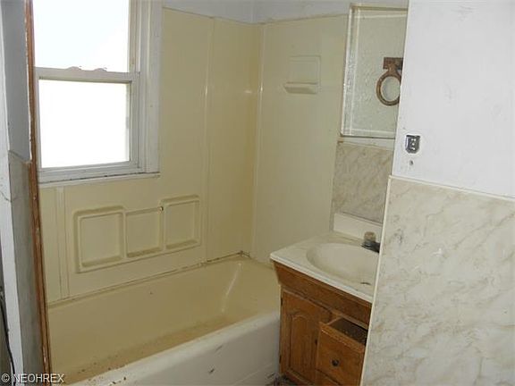 4th image of 968 Clifford Ave