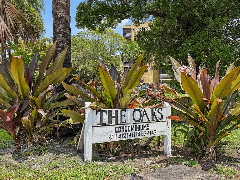 The Oaks Condominium — Photo 8