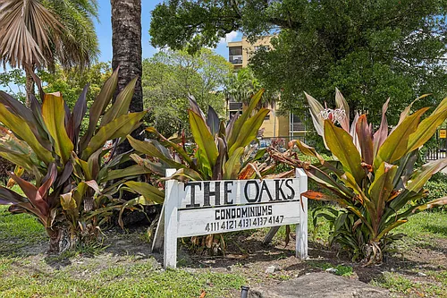 The Oaks Condominium Photo 1